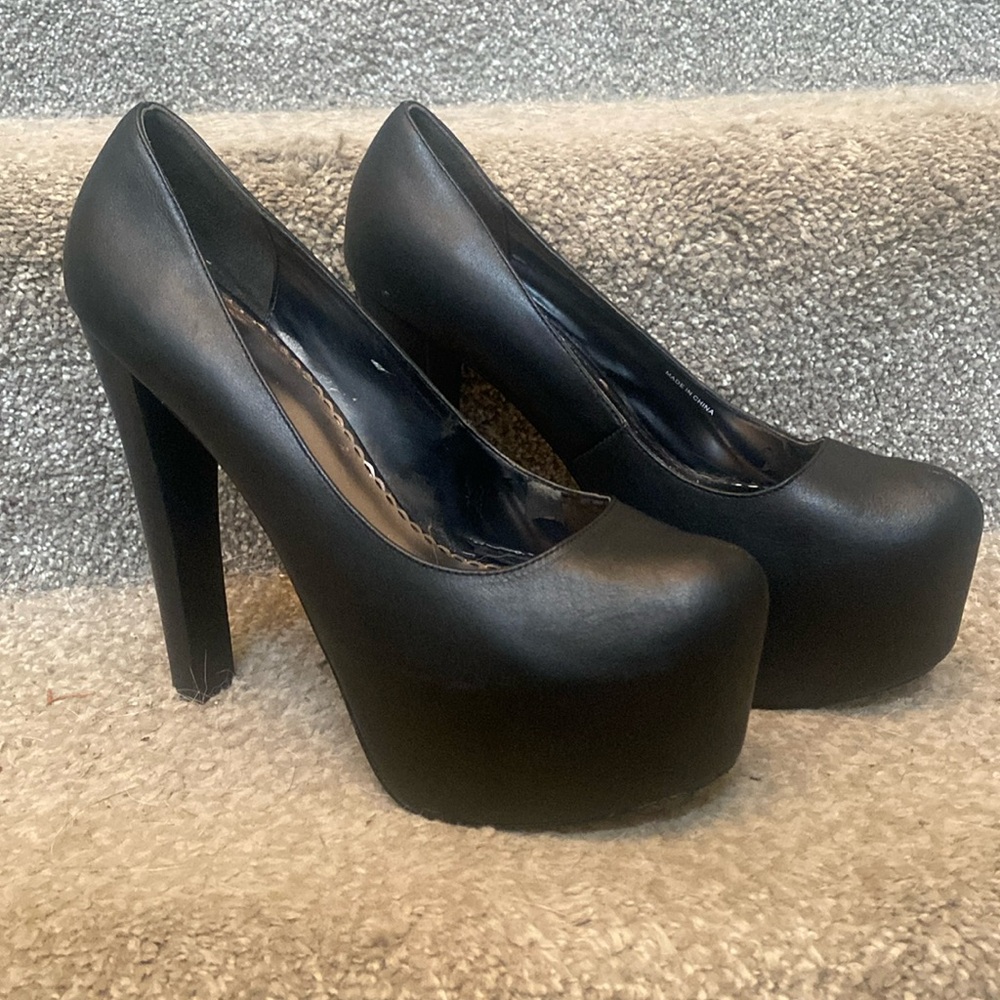 Bebe black platform Kloe Kardashian heels. Worn twice. These heels and awesome!